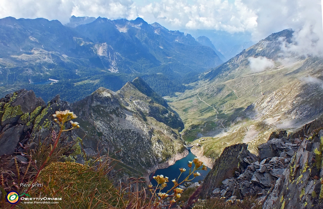 40 a picco sul Lago del Diavolo,  la valle del Monte Sasso... .JPG